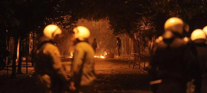 Πεδίο μάχης πάλι η Πατησίων: Άγνωστοι πετούσαν μολότοφ σε άνδρες των ΜΑΤ